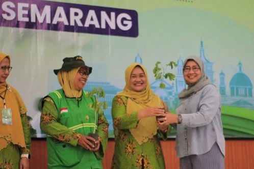 Aktivis perempuan Aisyiyah Semarang menyerahkan bibit penghijauan sebagai wujud pelestarian lingkungan perkotaan.