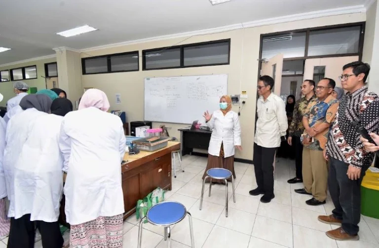 Plt Rektor Unsoed Prof. Ali Rokhman bersama pimpinan universitas dan FIKes saat meninjau fasilitas laboratorium dalam rangkaian roadshow fakultas.
