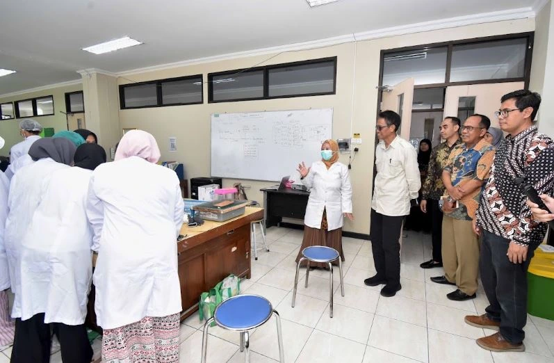 Plt Rektor Unsoed Prof. Ali Rokhman bersama pimpinan universitas dan FIKes saat meninjau fasilitas laboratorium dalam rangkaian roadshow fakultas.