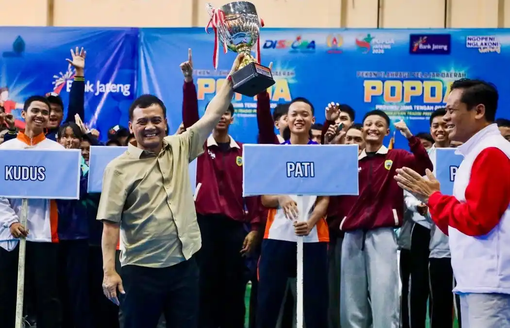 Gubernur Jawa Tengah Ahmad Luthfi mengangkat piala kehormatan di tengah kerumunan kontingen atlet pelajar saat pembukaan Popda Jateng 2026.