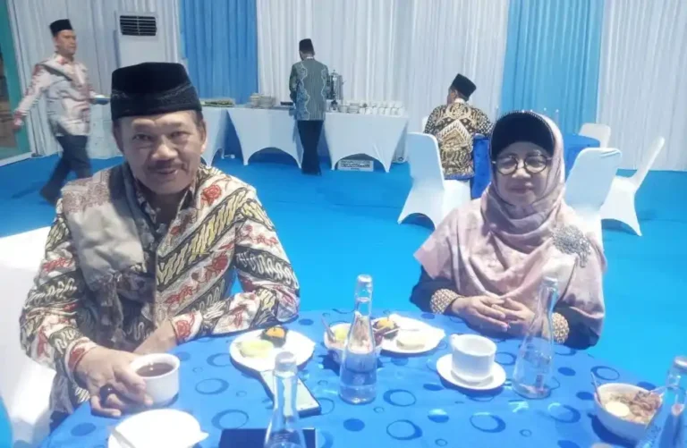 Gambar Ketua MUI Jawa Tengah, Prof Noor Achmad, yang memakai baju batik dan songkok, duduk di meja jamuan bersama seorang wanita berhijab semasa acara MTQ Nasional Jateng.