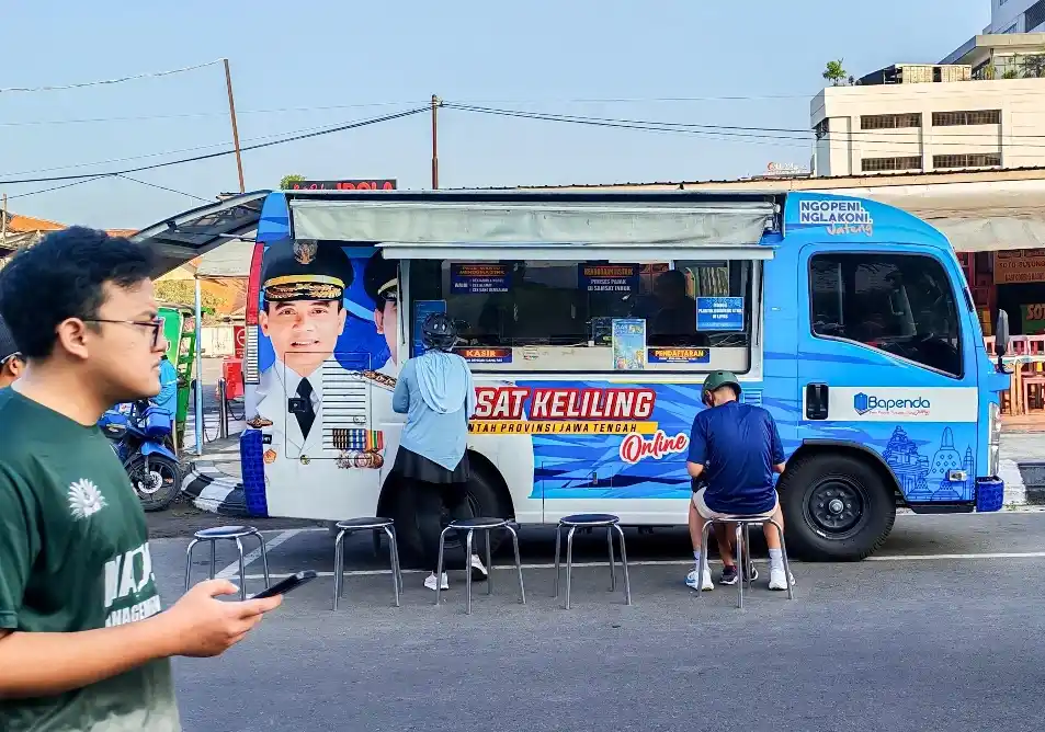 Warga antre di fasilitas mobil Samsat Keliling Bapenda Jawa Tengah untuk memanfaatkan program pemutihan pajak Jateng 2026