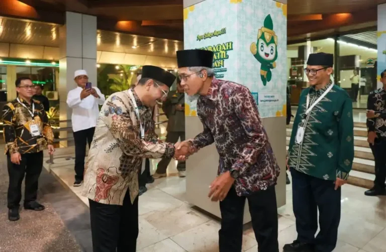 Sekda Provinsi Jawa Tengah Sumarno berjabat tangan hangat menyambut tamu dan perwakilan kafilah di depan pilar berlogo acara MTQ Nasional XXXI 2026 di Semarang.