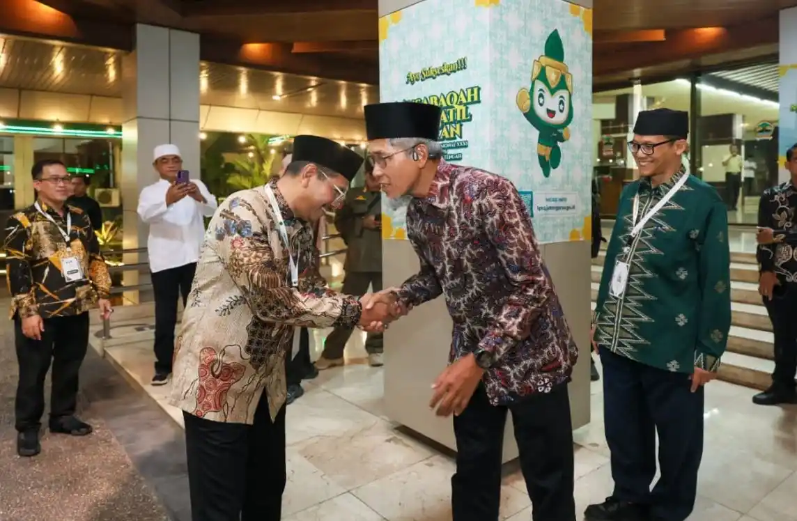 Sekda Provinsi Jawa Tengah Sumarno berjabat tangan hangat menyambut tamu dan perwakilan kafilah di depan pilar berlogo acara MTQ Nasional XXXI 2026 di Semarang.