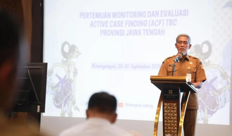 Sekda Jateng Sumarno berpidato di podium dalam acara pertemuan monitoring dan evaluasi penyediaan alat diagnostik TBC di Karanganyar.