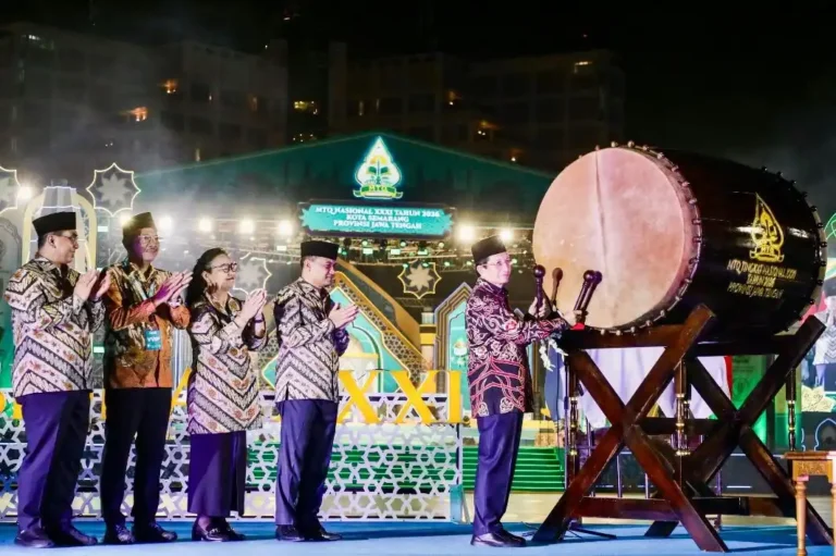 Momen pejabat menabuh bedug di panggung utama MTQ Nasional XXXI di Simpang Lima, Semarang, menandai kesuksesan acara di mana Kafilah Jateng berhasil menjadi Runner Up MTQ Nasional 2026.