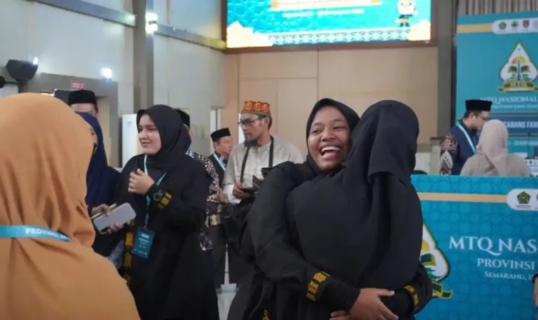 Dua srikandi putri Kafilah Aceh saling berpelukan erat sambil menangis bahagia setelah berhasil menjadi Juara Fahmil Quran di MTQ Nasional 2026 Semarang.