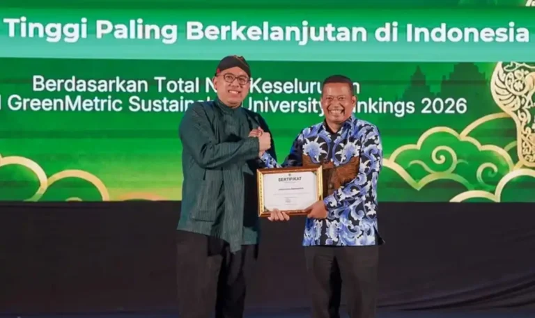 Rektor Undip Prof Suharnomo menerima sertifikat penghargaan Peringkat 2 Kampus Paling Berkelanjutan di ajang UI GreenMetric 2026.