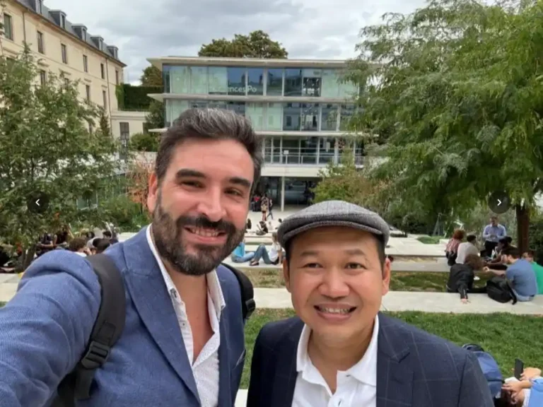 Wakil Rektor IV Universitas Diponegoro Wijayanto berfoto bersama akademisi di area pelataran gedung kampus Sciences Po Paris, Prancis.