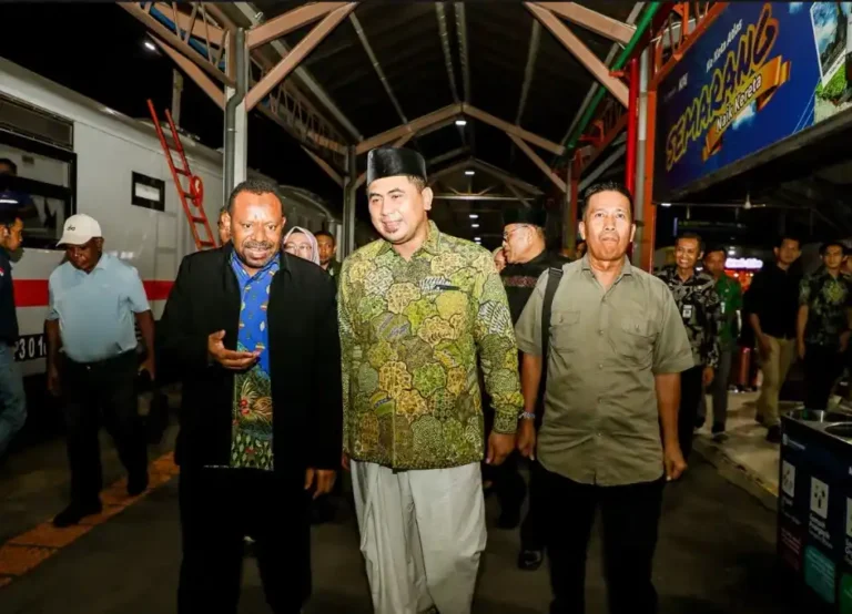Wagub Papua Barat Daya Ahmad Nausrau berjalan dan berbincang hangat dengan Wagub Jateng Taj Yasin Maimoen di peron Stasiun Tawang menjelang MTQ Nasional 2026 Jateng.
