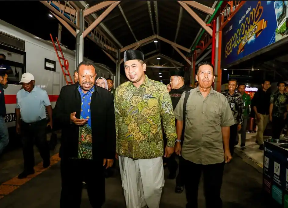 Wagub Papua Barat Daya Ahmad Nausrau berjalan dan berbincang hangat dengan Wagub Jateng Taj Yasin Maimoen di peron Stasiun Tawang menjelang MTQ Nasional 2026 Jateng.