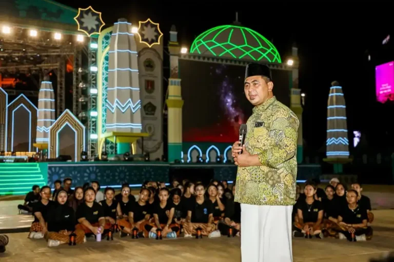 Wakil Gubernur Jawa Tengah Taj Yasin memegang mikrofon saat memberikan arahan kepada para penari yang duduk di lapangan dalam gladi kotor tari kolosal Pembukaan MTQ Nasional 2026 di panggung utama Simpanglima Semarang.