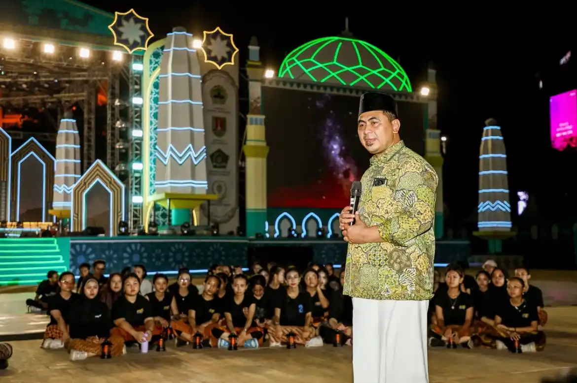 Wakil Gubernur Jawa Tengah Taj Yasin memegang mikrofon saat memberikan arahan kepada para penari yang duduk di lapangan dalam gladi kotor tari kolosal Pembukaan MTQ Nasional 2026 di panggung utama Simpanglima Semarang.