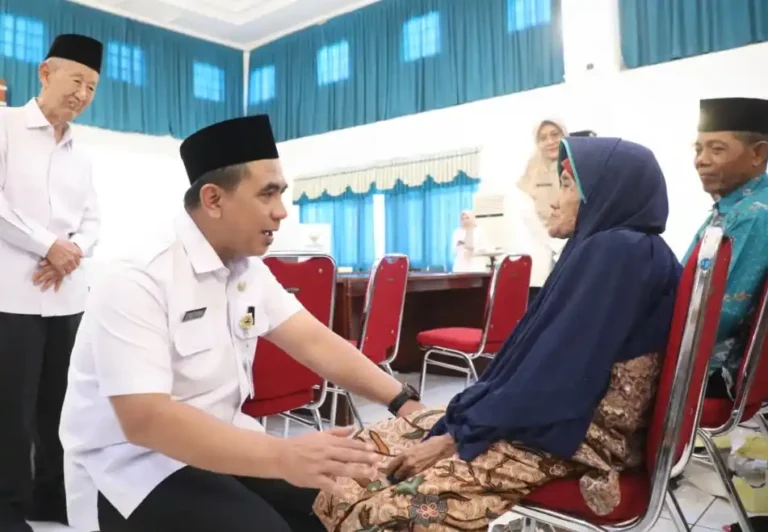 Wakil Gubernur Jawa Tengah Taj Yasin berdialog langsung dengan warga lanjut usia penerima bantuan rehab rumah tidak layak huni (RTLH) Baznas Jateng