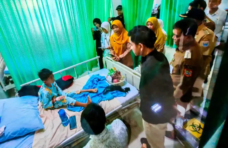 Wakil Presiden Gibran Rakabuming Raka didampingi pejabat daerah menjenguk anak laki-laki korban dugaan keracunan Makan Bergizi Gratis (MBG) yang terbaring di ranjang rumah sakit dengan selang infus di Batang.