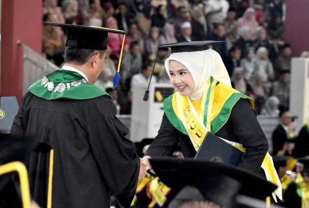 Wisuda Unsoed 2026, Plt Rektor Sampaikan Pesan Tegas soal Realitas Dunia Kerja
