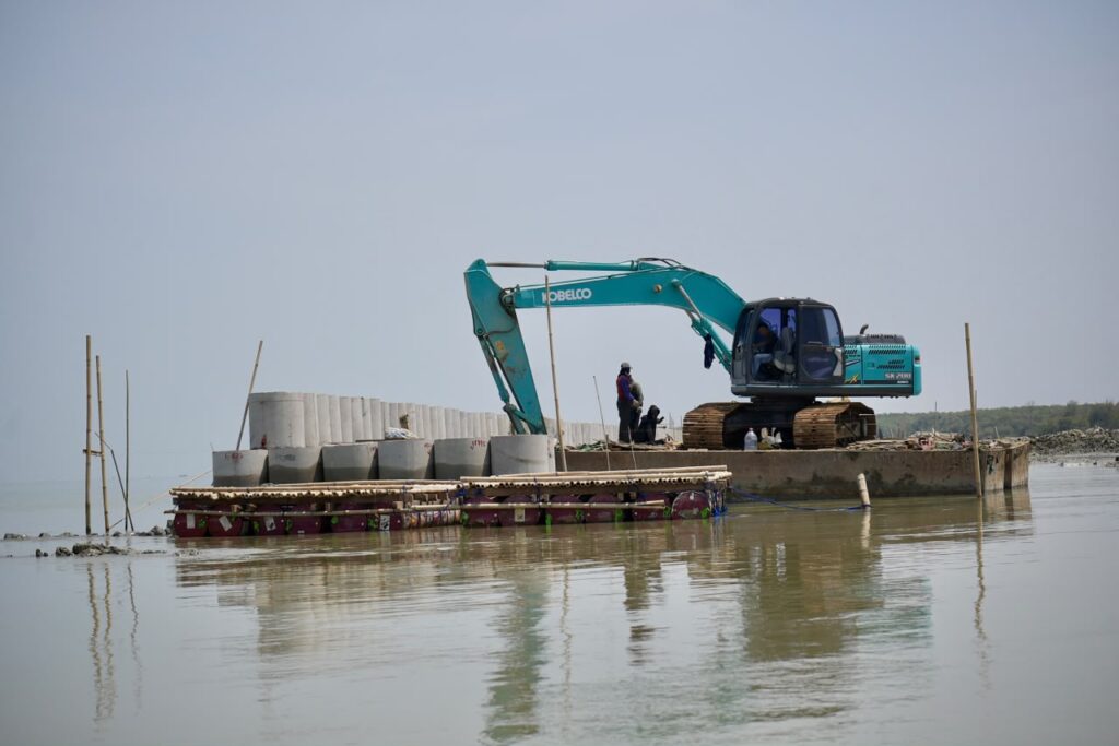 Atasi Abrasi Demak, Pemprov Jateng Bangun Hybrid Sea Wall Sayung