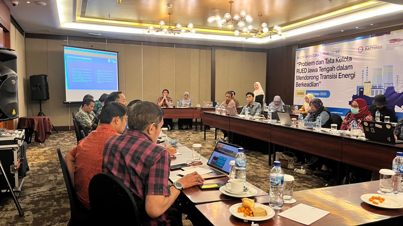 Suasana Multistakeholder Forum di ballroom hotel memperlihatkan jajaran anggota Komisi D DPRD Jateng, Pattiro Semarang, dan peserta forum duduk memutari meja rapat mengulas tata kelola RUED.