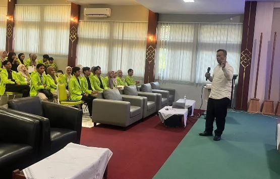 Pemimpin Redaksi Jatengdata.com Agung S Bakti memaparkan strategi publikasi berita KKN di hadapan puluhan mahasiswa berjas almamater hijau di ruang seminar UIN Walisongo.