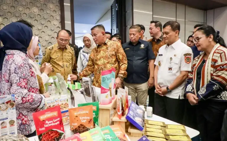 Gubernur Jateng Ahmad Luthfi meninjau stan pameran produk makanan UMKM binaan dalam acara Bursa Wirausaha Unggulan 2026 di Semarang