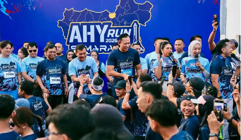 Menko AHY dan Gubernur Jawa Tengah Ahmad Luthfi menyapa ribuan peserta di panggung utama AHY Run 2026 Kota Semarang.
