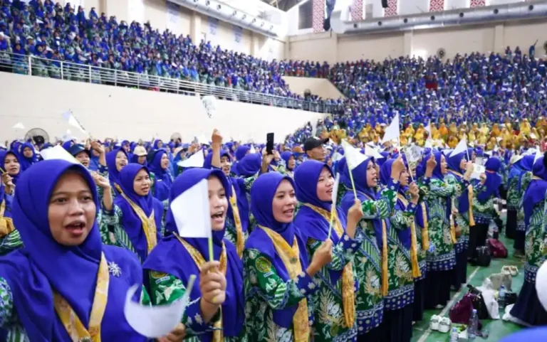 Ribuan guru TK Aisyiyah berseragam batik hijau dan kerudung biru mengibarkan bendera putih kecil saat apel akbar di gedung olahraga Semarang.
