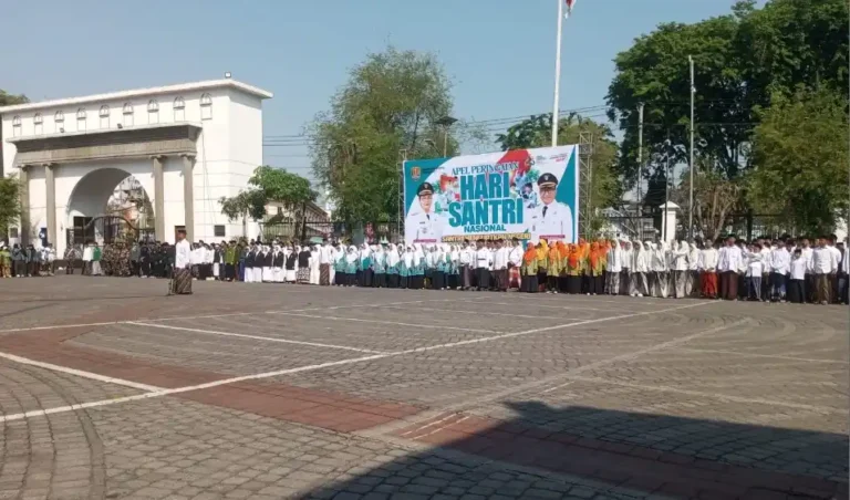 Barisan peserta Hari Santri 2026 berdiri rapi di halaman Balai Kota Semarang di depan baliho apel peringatan.
