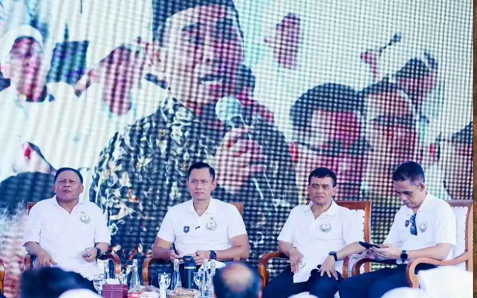 Menko IPK Agus Harimurti Yudhoyono memegang pena dan buku catatan saat duduk bersama Gubernur Jateng Ahmad Luthfi dan Kepala BOPPJ Didit Herdiawan menyimak aspirasi warga terdampak banjir rob Timbulsloko Demak