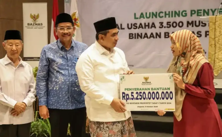Wakil Gubernur Jawa Tengah Taj Yasin Maimoen menyerahkan secara simbolis papan Bantuan Modal Usaha Baznas senilai Rp5,25 miliar kepada perwakilan warga mustahik di Ungaran.