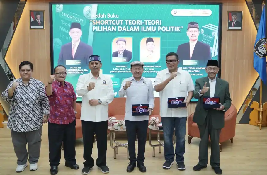 Almarhum Kyai Adnan (paling kanan) berfoto bersama Wijayanto dan jajaran akademisi FISIP Undip dengan latar belakang layar acara Bedah Buku Shortcut Teori-Teori Pilihan dalam Ilmu Politik.