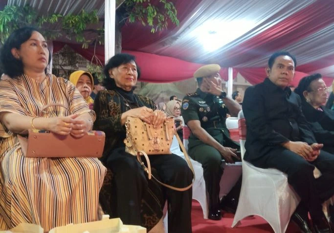 BRA Roosmarina, cucu Gubernur Jawa Tengah pertama Wongsonegoro, duduk di kursi VIP saat peringatan Pertempuran Lima Hari Semarang di Tugu Muda.
