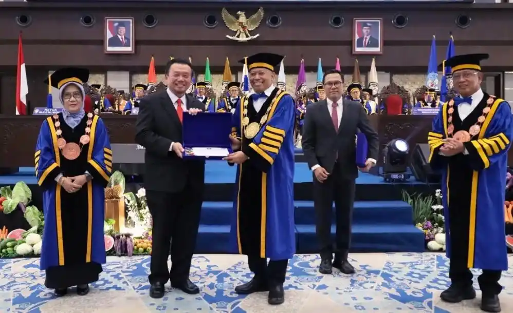 Rektor Undip Suharnomo menyerahkan cendera mata kepada orator ilmiah didampingi pimpinan Universitas Diponegoro dalam Sidang Terbuka Senat Akademik Dies Natalis ke-69 Undip di Gedung Muladi Dome Semarang.