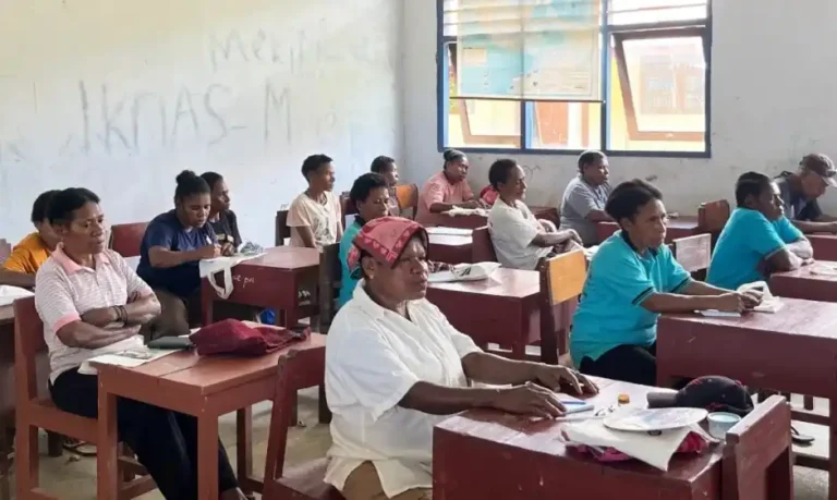 Para kader kesehatan di pedalaman Papua duduk di bangku ruang kelas menyimak materi edukasi kesehatan dan pencegahan malaria dari Tim Ekspedisi Patriot Undip di SMP Negeri 2 Web, Distrik Yaffi, Kabupaten Keerom.