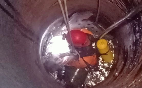 Petugas Tim SAR gabungan berseragam oranye turun menggunakan tali ke dasar air untuk mengevakuasi nenek tenggelam di sumur sedalam 12 meter di Desa Sungapan, Pemalang.