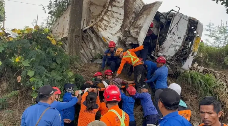Rem Truk Blong di Pakis Magelang, Tim SAR Evakuasi Sopir Truk Terjepit