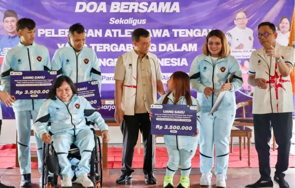 Gubernur Jawa Tengah Ahmad Luthfi menyapa hangat atlet paralimpik Jawa Tengah usai menyerahkan uang saku secara simbolis saat acara pelepasan kontingen menuju Asian Para Games Nagoya 2026 di Sukoharjo.