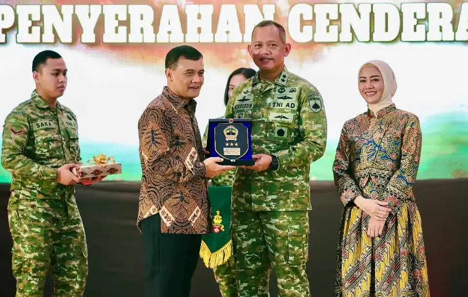 Gubernur Jawa Tengah Ahmad Luthfi menyerahkan cenderamata kepada Mayjen TNI Achiruddin Darojat dalam malam pisah sambut Pangdam IV/Diponegoro di Semarang.
