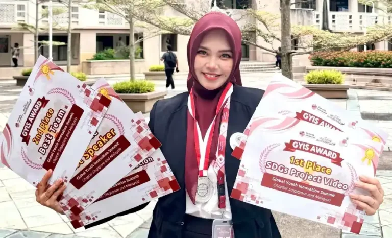 Dosen Sosiologi Unsoed, Salsabila Damayanti, tersenyum sambil memegang beberapa piagam penghargaan internasional dari ajang Global Youth Innovation Summit (GYIS) 2026 untuk inovasi pengelolaan sampahnya.
