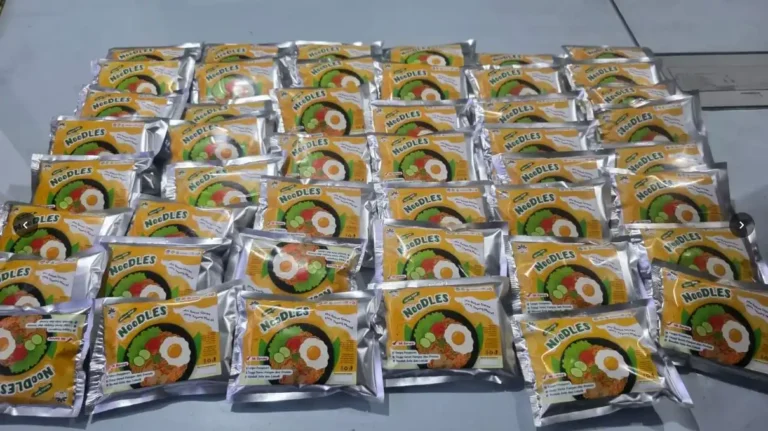 Puluhan kemasan produk Mie Mocaf bebas gluten hasil inovasi pangan sehat dari LPPM Unsoed sebagai alternatif pengganti gandum untuk penderita diabetes.