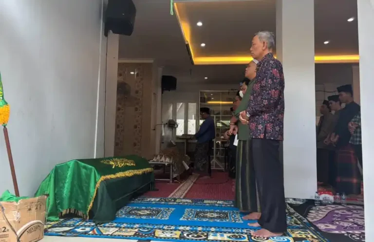 Pelayat dari kalangan akademisi dan tokoh agama melaksanakan salat jenazah di depan keranda menyusul kabar KH Muhammad Adnan wafat di Pondok Pesantren Kebangsaan, Semarang.