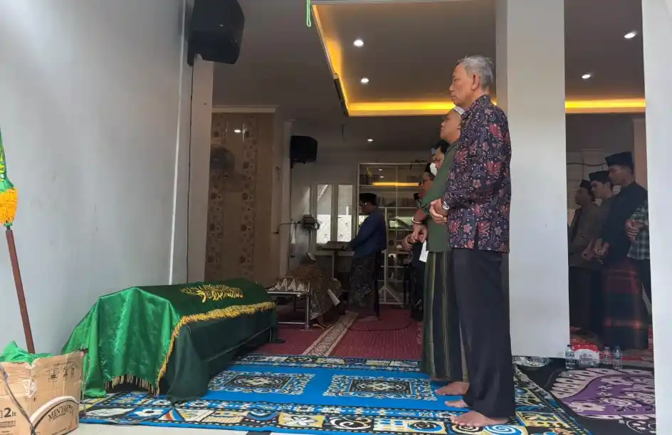 Pelayat dari kalangan akademisi dan tokoh agama melaksanakan salat jenazah di depan keranda menyusul kabar KH Muhammad Adnan wafat di Pondok Pesantren Kebangsaan, Semarang.
