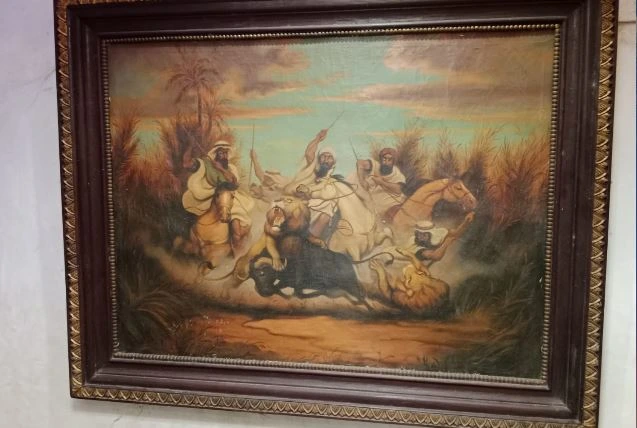 Lukisan tua bertema perburuan singa yang menjadi subjek klaim lukisan Raden Saleh di Ponpes Al Islah Tembalang, Kota Semarang.