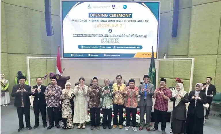 Jajaran pimpinan UIN Walisongo Semarang dan narasumber lintas negara berfoto bersama saat pembukaan konferensi internasional Hukum Islam WICSHLAW ke-2