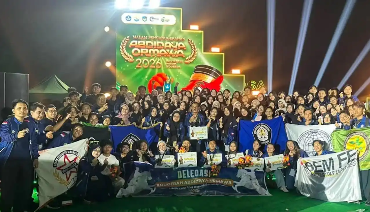 Kontingen mahasiswa Undip berfoto bersama sambil membawa bendera dan piagam penghargaan usai memborong 7 medali di Abdidaya Ormawa 2026 di Makassar.