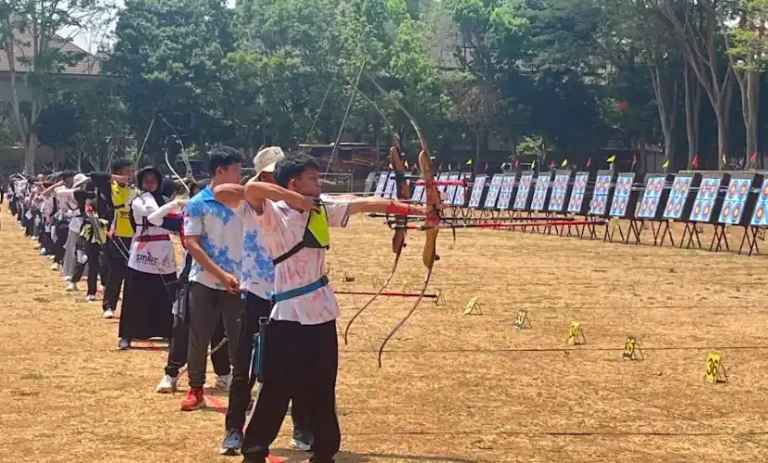 Deretan atlet pelajar sedang fokus membidik sasaran target dalam lomba panahan di lapangan UNNES pada ajang Islamic Youth Festival 2026 yang digelar oleh JSIT Jateng.