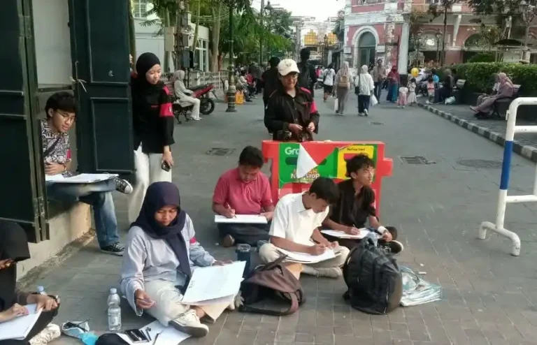 Sekelompok mahasiswa Teknik Arsitektur Unnes sedang duduk lesehan membuat sketsa bangunan bersejarah di kawasan pejalan kaki Kota Lama Semarang.