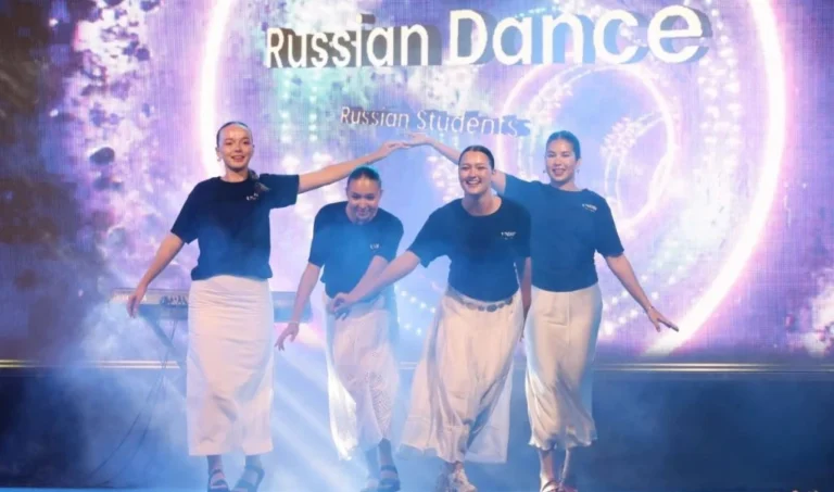 Empat mahasiswa internasional Undip asal Rusia menampilkan tarian Russian Dance di panggung Cultural Night Diponegoro International Youth Festival 2026.