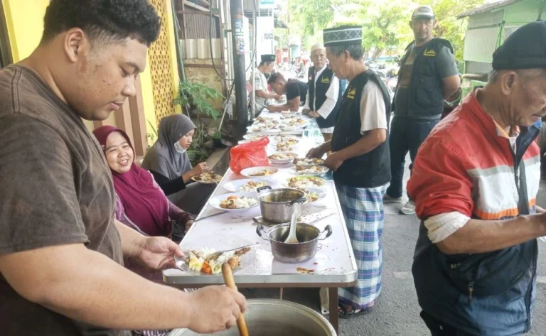Relawan dan pengurus Masjid Ar Rahmah sedang menyiapkan hidangan piring berisi nasi dan sayur dalam kegiatan makan gratis masjid Semarang untuk warga tanpa membedakan agama.