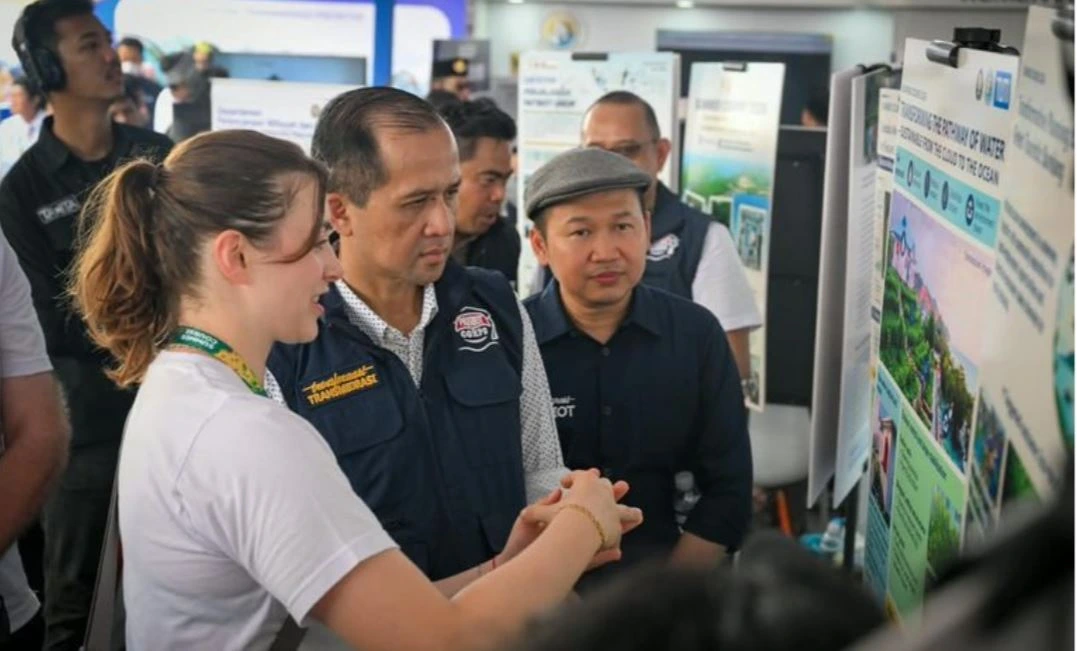 Menteri Transmigrasi Muhammad Iftitah Sulaiman Suryanagara dan Wakil Rektor Undip Wijayanto menyimak penjelasan mahasiswi TU Munich Jerman terkait poster riset pengembangan Kawasan Transmigrasi Barelang pada Festival Transmigrasi 2026.
