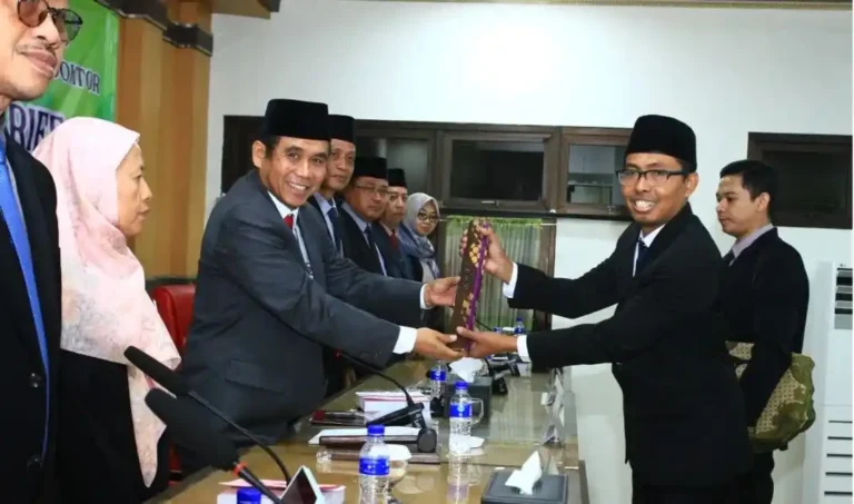 Moh Miftahul Arief menerima tabung gelar Doktor Studi Islam dari Rektor UIN Walisongo Semarang dalam ujian terbuka promosi doktor.